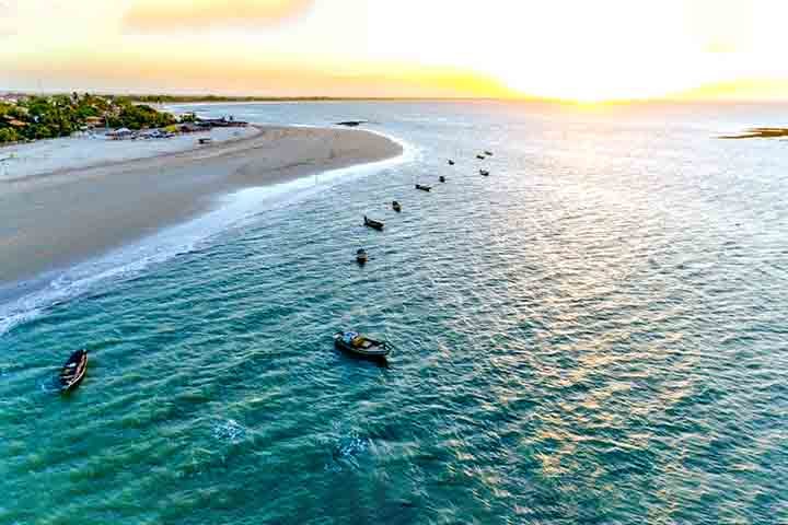 Praia do Coqueiro - Situada a 10 km do centro de Luis Correia, é uma antiga vila de pescadores e um dos lugares mais procurados do Piauí. Com uma barreira de corais em parte importante de sua extensão, conta com águas transparentes e ventos fortes o ano inteiro, o que a torna atraente para os praticantes de kitesurf.
