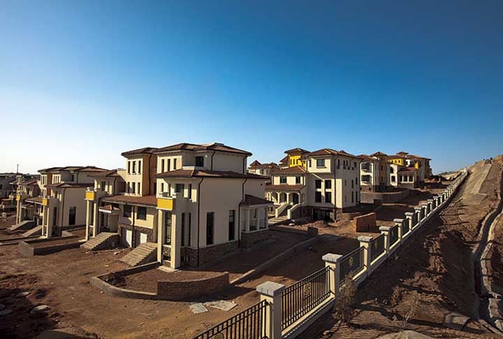 O plano original era que essa cidade fosse para 1 milhão de pessoas, mas agora só tem mais ou menos 153 mil pessoas vivendo por lá. 