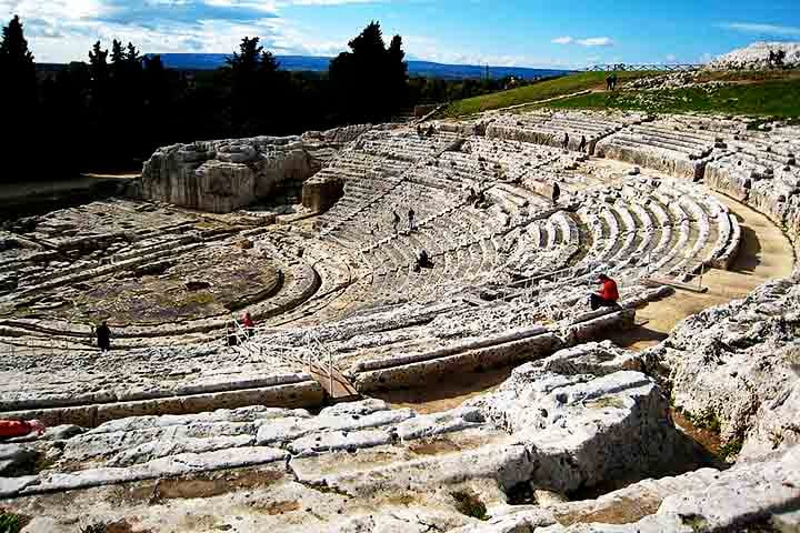 Assim, a consolidação do teatro, na Grécia Antiga, deu-se em função das manifestações em homenagem ao deus do vinho, Dioniso ou Baco (em Roma).