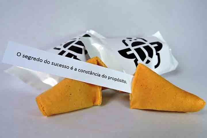Escritores de biscoitos da sorte - Ele escrevem mensagens inspiradoras para aqueles que adquirirem os biscoitos,  populares em restaurantes chineses nos Estados Unidos. Os biscoitos da sorte, porém,  não são originários da China, onde são raros e vistos como tradição americana.