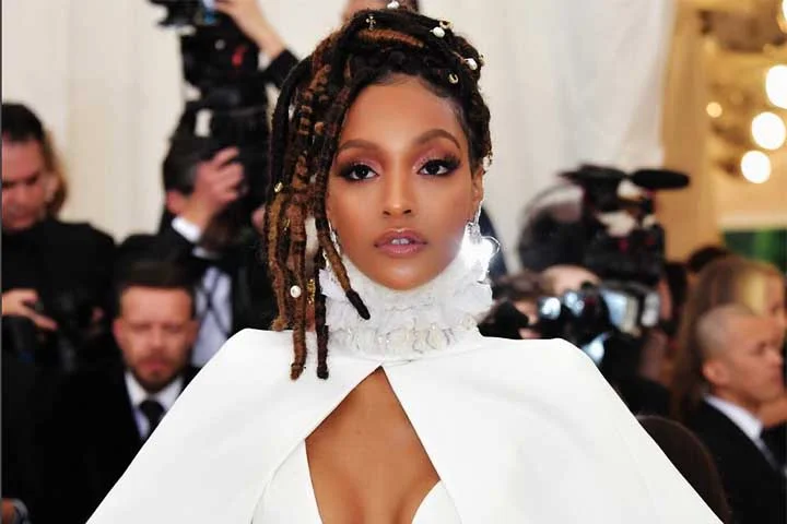 Jourdan é símbolo de elegância e diversidade, tendo sido a primeira modelo negra a desfilar para algumas grandes marcas após décadas. Sua beleza transcende padrões, inspirando novas gerações a enxergarem força na autenticidade.