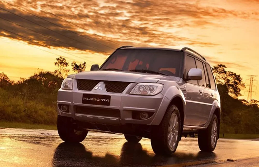 Mitsubishi Pajero TR4
De origem japonesa, o Mitsubishi Pajero TR4 foi produzido no Brasil e é um SUV 4x4 robusto com foco no off-road. Traz motor 2.0, tração integral e é valorizado pela durabilidade e desempenho em terrenos difíceis.

