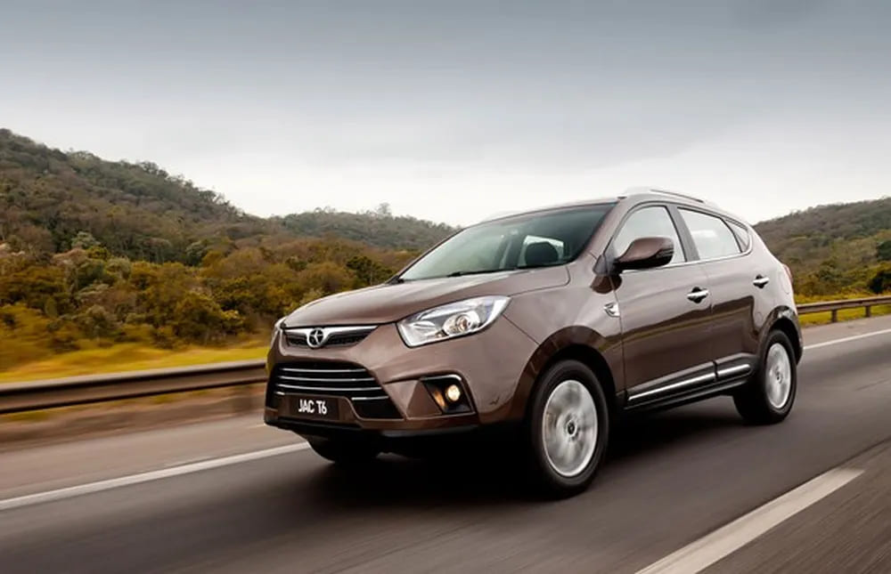 JAC Motors T6
O JAC T6 é um SUV médio da chinesa JAC Motors, com visual robusto, motor 2.0 e câmbio manual. Oferece bom espaço interno, itens de série completos e foi uma das apostas para tornar os carros chineses mais competitivos no Brasil.