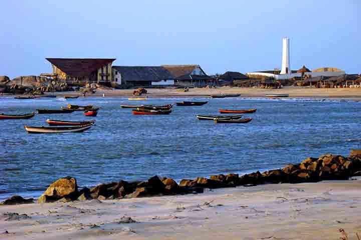 Praia do Pontal - Situada no Delta do Parnaíba, em área de proteção ambiental, é acessível apenas por via marítima. Possui uma extensa faixa de areia que separa as águas do rio e do mar.


