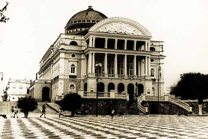 José de Anchieta evidenciou a implantação do teatro no Brasil com o interesse de catequizar os índios para o catolicismo e impedir os hábitos condenáveis dos colonizadores portugueses, sendo assim uma idéia mais religiosa do que artística.