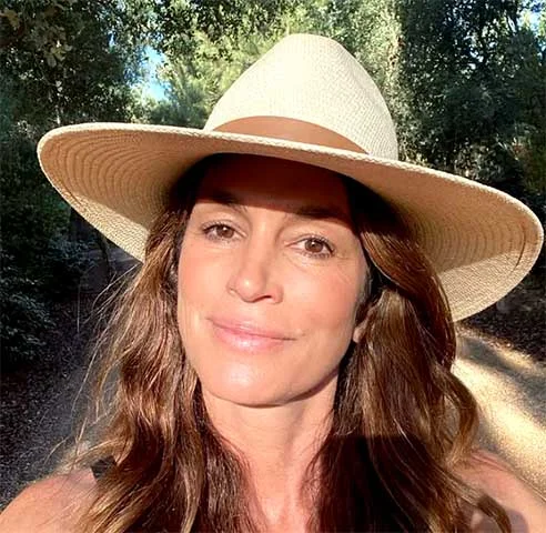 De Silva destaca o equilíbrio de suas feições como um dos principais motivos para sua colocação. Ícone dos anos 90, Cindy continua sendo uma referência atemporal de beleza, mostrando que elegância e simetria resistem ao tempo.