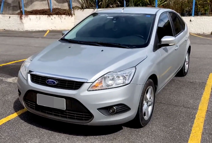  Ford Focus
Fabricado pela americana Ford, o Focus já foi produzido na Argentina e no Brasil em versões hatch e sedã. Tinha ótimo acerto dinâmico, bom acabamento, motores potentes e tecnologia embarcada, sendo muito elogiado por entusiastas.