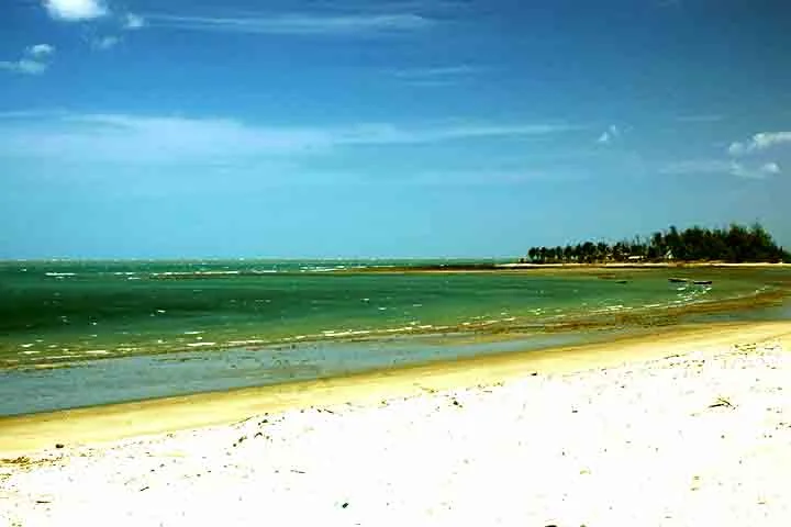 Praia da Barrinha - Localizada entre Barra Grande e Cajueiro da Praia, é um recanto tranquilo e paradisíaco, repleto de coqueirais e casas coloridas. 
