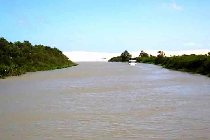 O município de Luis Correia fica a somente 12 km da cidade de Parnaíba, o que garante ao turista que quer desfrutar de suas praias a possibilidade de hospedar-se em uma cidade com melhor infraestrutura. 
