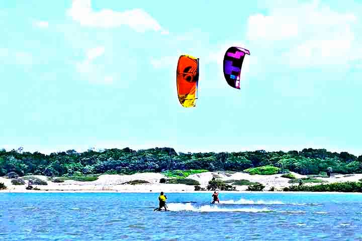 Um passeio famoso é o que leva de barco ou lancha ao Delta do Rio Parnaíba, entre o Piauí e o Maranhão. 
