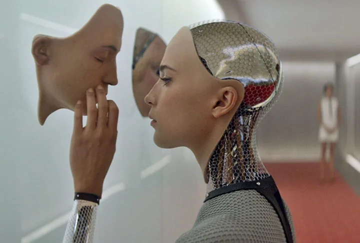 “Ex-Machina” (2014): A trama acompanha o programador Caleb, que participa de um experimento com inteligência artificial, com uma androide altamente avançada chamada Ava (iAlicia Vikander). À medida que o experimento evolui, Caleb descobre que Ava pode ser mais inteligente e perigosa do que ele imaginava.