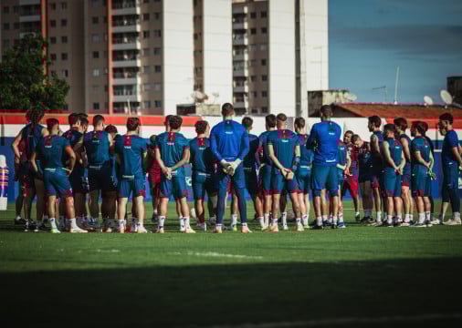 Jogadores do Fortaleza reunidos no campo de treinamento do Centro de Excel&ecirc;ncia Alcides Santos