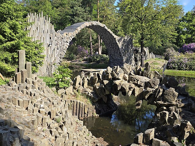 Além disso, outra curiosidade interessante é que a ponte foi construída com pedras provenientes de diferentes regiões, como a Suíça e a Escandinávia.