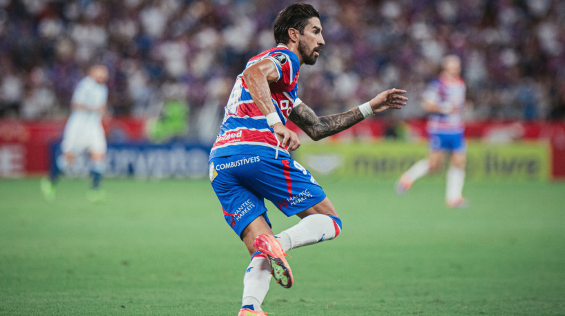 Atacante Lucero no jogo Fortaleza x Racing, no Castelão, pela Copa Libertadores 2025