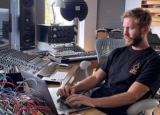 Depois, o mesmo artista sofreu outro acidente de carro. De acordo com a imprensa internacional, foi em 2018, na cidade de Beverly Hills. Na ocasião, ele estava com uma namorada. 