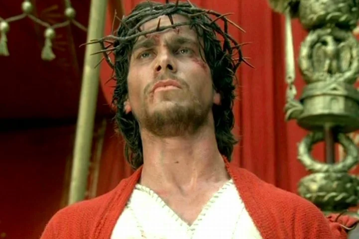 Definitivamente esse não foi um dos papéis mais marcantes na carreira do ator, que depois viria a se tornar um dos grandes nomes de Hollywood, participando de filmes como Psicopata Americano (2000), O Grande Truque (2006) e Batman: O Cavaleiro das Trevas (2008).