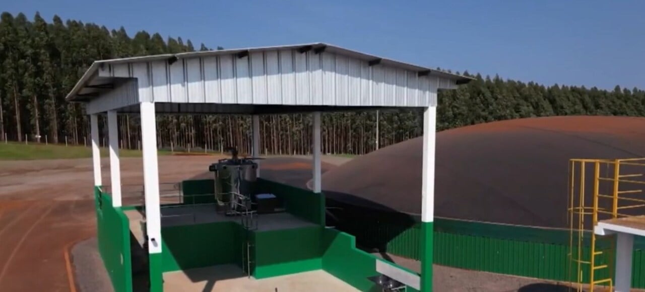 Em seguida, esse gás (o Biogás) é convertido em energia elétrica a partir de um motor gerador.