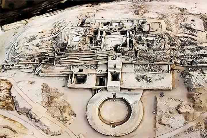 A estrutura foi identificada no assentamento urbano de Chupacigarro, na região norte de Lima, no Peru.