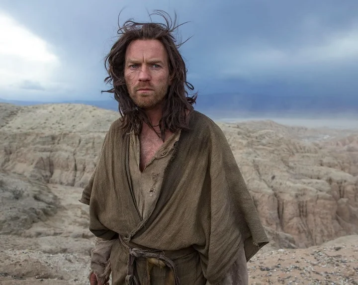 Ewan McGregor, em Últimos Dias no Deserto (2015): O filme retrata um período de 40 dias na vida de Jesus, enquanto ele vagueia pelo deserto, enfrentando tentações e refletindo sobre seu destino divino.