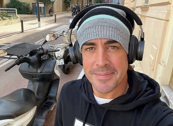 Piloto de automobilismo, o espanhol Fernando Alonso tem pelo menos três acidentes fora das pistas profissionais: 2015, 2016 e 2021. No último, segundo a imprensa europeia, ele foi atropelado enquanto pedalava na Suíça. Foi rapidamente atendido e não ficou com sequelas.