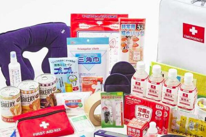 Kits de Emergência: Famílias japonesas são incentivadas a ter kits de emergência em casa, com alimentos não perecíveis, água, rádio, lanterna e outros itens essenciais.
