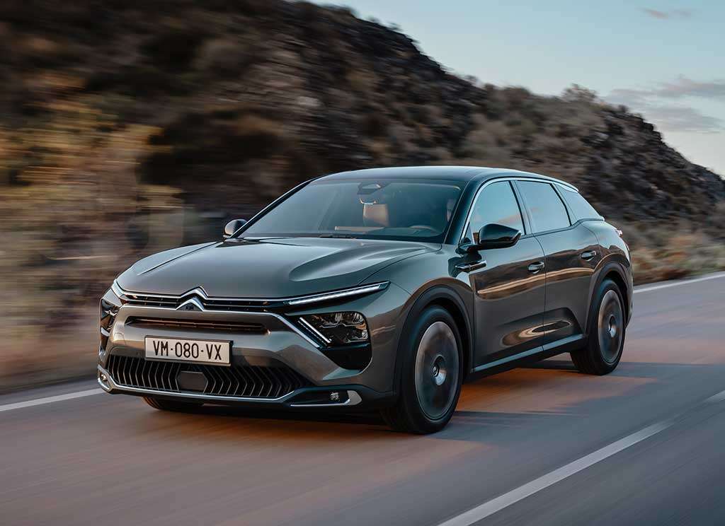 Citroën C5
De origem francesa, o Citroën C5 já foi sedã e hoje é vendido como SUV, com visual marcante e estilo ousado. Destaca-se pelo conforto da suspensão hidráulica, tecnologia embarcada e eficiência para longas viagens.