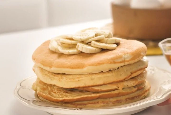 Versátil, a banana pode ser consumida de diversas formas: in natura, em receitas doces e salgadas, em sucos, vitaminas e até mesmo em pratos principais.