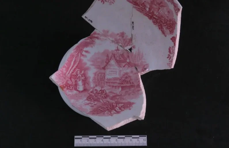 Um sítio arqueológico com quase 3 mil peças e tesouros do século 19 foi encontrado recentemente por arqueólogos no bairro Paquetá, em Santos.