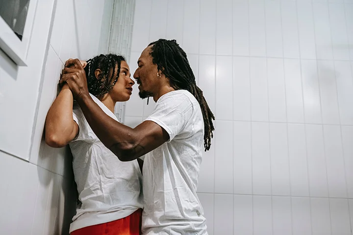  A agressão verbal, ao contrário da física, deixa lesões no bem-estar mental e não no corpo. A agressão física, aliás, é crime no Brasil.