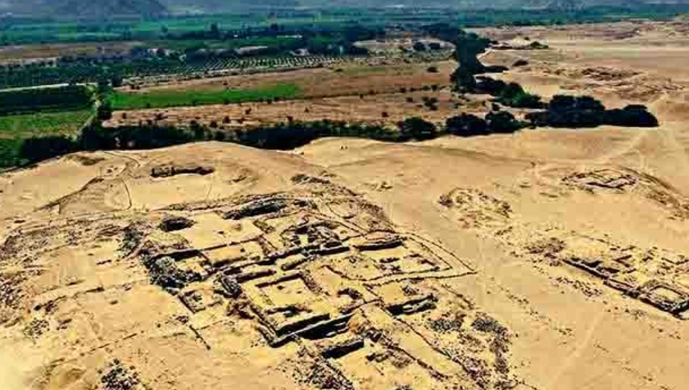 As recentes explorações arqueológicas permitiram identificar este novo edifício, que estava coberto por um pequeno conjunto de árvores secas e vegetação. Ao remover esses arbustos, foram revelados os muros de pedras que formam, pelo menos, três plataformas sobrepostas, declarou o Ministério da Cultura do Peru em comunicado oficial.
