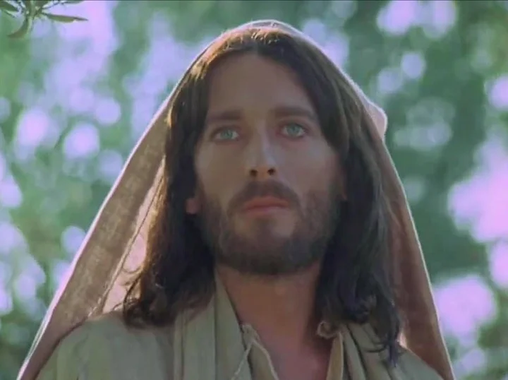 Robert Powell, Jesus de Nazaré (1977): A performance de Powell é aclamada por sua profundidade emocional e autenticidade, retratando Jesus com uma mistura de serenidade, compaixão e determinação.