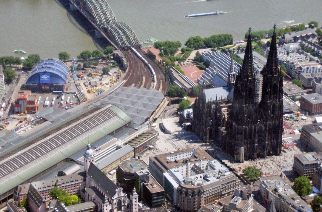 Para ter uma vista panorâmica da cidade, uma opção é subir ao topo do arranha-céu Köln Triangle (Triângulo Colônia). 
