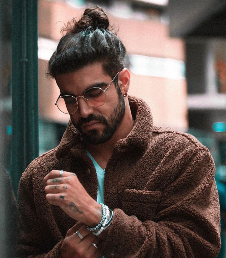 O ator Caio Castro, que também é piloto, sofreu um acidente em novembro de 2022. Ele bateu com o carro durante uma corrida da Porsche Carrera Cup, em São Paulo. Por procedimento, teve que ir ao hospital, mas não foi nada grave.