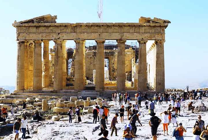 O mais icônico deles é o Partenon, um templo dedicado à deusa Atena, padroeira da cidade, que simboliza a arquitetura clássica e a cultura grega. A Acrópole é um símbolo duradouro da civilização ocidental e da democracia, atraindo milhões de visitantes todos os anos.
