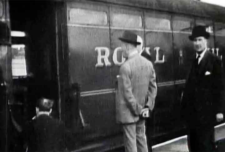 Na madrugada daquele verão europeu, uma quadrilha formada por 17 criminosos (15 ladrões e dois informantes) roubou mais de uma centena de malotes de dinheiro de um trem que transportava valores bancários de Glasgow, na Escócia, para a estação de Euston, em Londres, capital da Inglaterra. 
