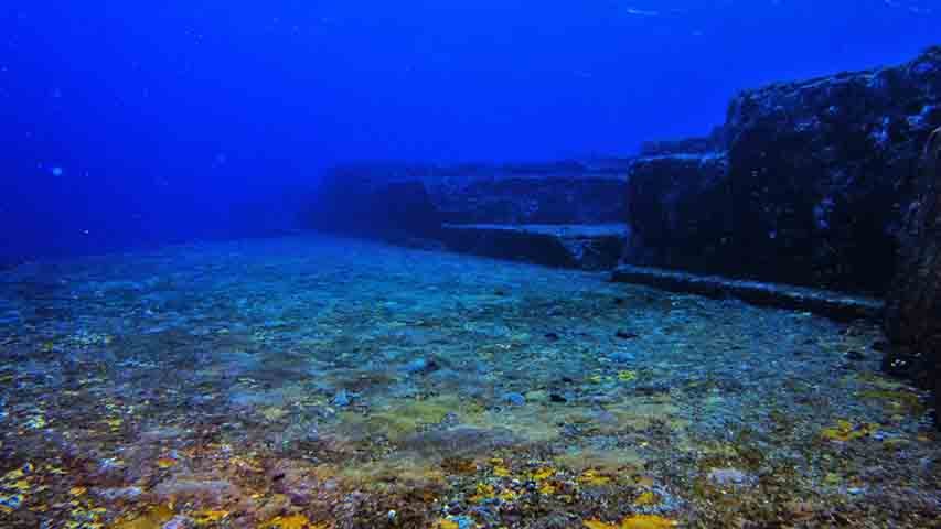 O geólogo Masaaki Kimura, um dos principais pesquisadores do local, defende que o monumento foi construído por uma civilização por volta de 2 mil a 3 mil anos. Na época, o nível do mar era mais baixo.