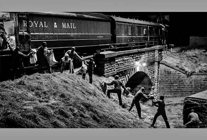 No interior do trem, o maquinista Jack Mils reagiu e acabou atingido por um violento golpe de barra de ferro. Em seguida, os ladrões transferiram um total de 118 malotes de dinheiro da locomotiva para caminhonetes. A operação durou cerca de 20 minutos.

