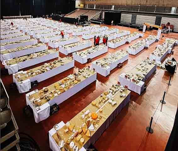 Ao todo, 240 jurados de 40 países participaram da 36ª edição do World Cheese Awards. Os especialistas foram divididos em 104 equipes para eleger os melhores queijos do mundo. 

