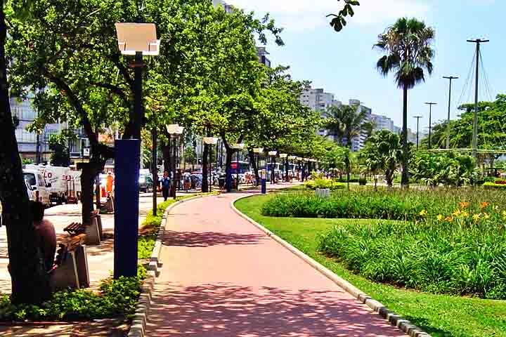 A ciclovia da cidade, com 5 quilômetros de extensão, percorre parte da orla da praia, permitindo locomoção e passeio em meio às belezas dos jardins. 