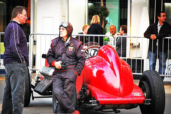 Dirigente mais famoso e, para muitos, o mais poderoso da história da Fórmula 1, Bernie Ecclestone iniciou sua trajetória como vendedor de carros usados.