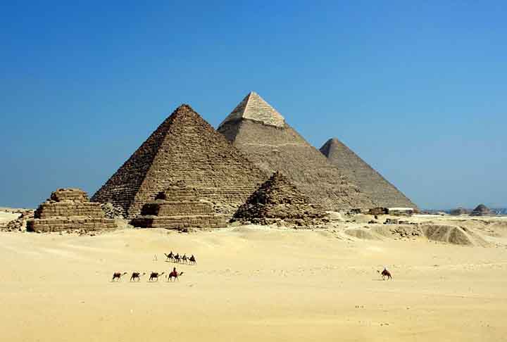 9) Pirâmides de Gizé, Egito: Localizadas nas proximidades do Cairo, no Egito, essas gigantescas estruturas de pedra foram construídas como tumbas para os faraós Quéops, Quéfren e Miquerinos, poderosos reis do Antigo Egito.