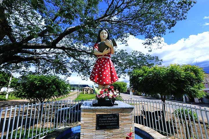 Em agosto de 2024, o governo do Ceará inaugurou uma estátua da chamada Menina Benigna em Santana do Cariri, município localizado a quase 500 km de Fortaleza. 
