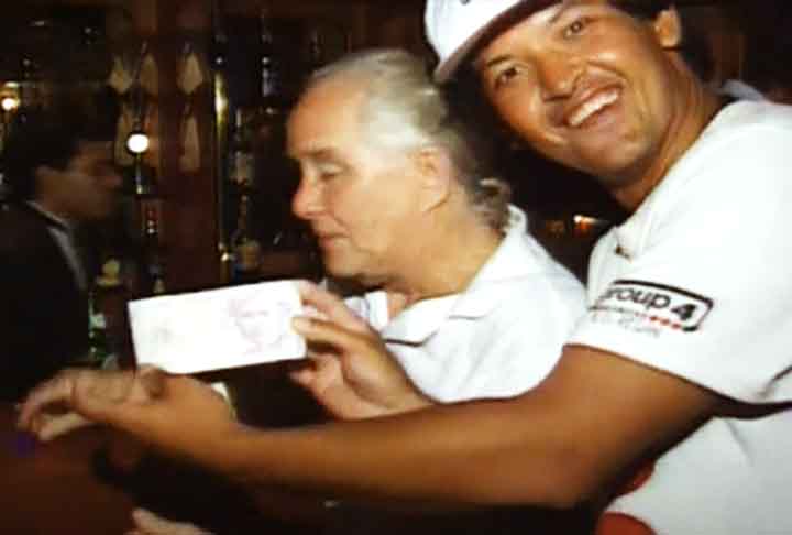 No Rio de Janeiro, Ronaldo Biggs levou uma vida nada discreta. Ele lançou uma autobiografia, fez ponta em filme, abriu uma casa noturna e até participou da gravação de uma faixa de disco do Sex Pistols, grupo de punk rock britânico. 
