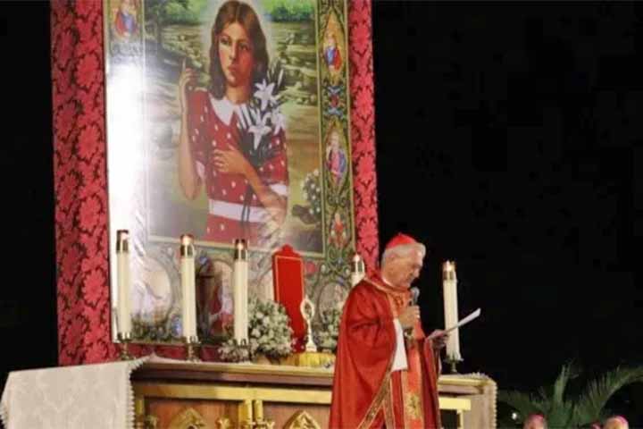 Os fiéis fazem coro para que a Igreja Católica reconheça a Menina Benigna como santa. A beatificação foi um passo que antecede a canonização.
