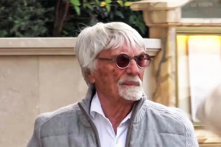 Em 2022, Ecclestone chegou a ser preso no aeroporto de Viracopos, em Campinas, por portar uma arma sem documentação na bagagem. Após pagar fiança, o empresário foi liberado pelas autoridades brasileiras.