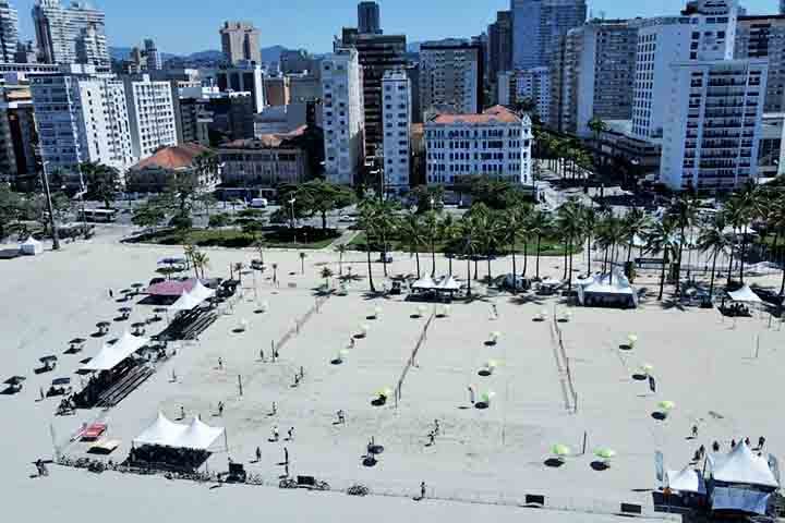 A cidade compõe a chamada Região Metropolitana da Baixada Santista ao lado de oito municípios: São Vicente, Cubatão, Guarujá, Bertioga, Praia Grande, Mongaguá, Itanhaém e Peruíbe. 
