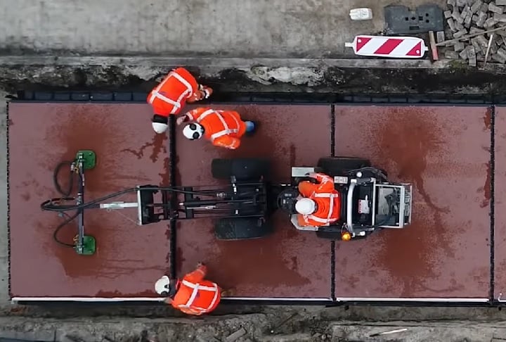 A tecnologia já se expandiu para estacionamentos, calçadas e aeroportos, mostrando que o lixo plástico pode ser transformado em soluções urbanas sustentáveis e inteligentes.