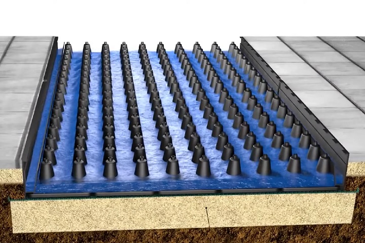 Fáceis de instalar, os blocos contam com sistema interno de drenagem, resultando em maior durabilidade e menor manutenção em comparação ao asfalto tradicional.