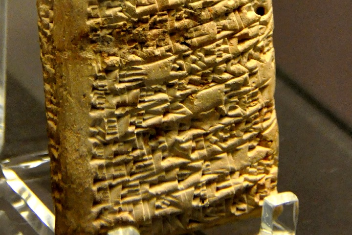 A partir de agora, não aceitarei nenhum material seu que eu não possa selecionar pessoalmente em minha própria casa”, finaliza a inscrição na tábua.