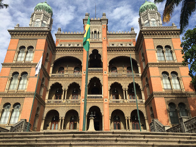 Explica-se: pesquisadores da Fundação Oswaldo Cruz retiraram uma bactéria da mosquinha da fruta, a chamada Wolbachia, e a injetaram no mosquito fêmea. Essa bactéria não prejudica o meio ambiente, mas impede que os mosquitos transmitam as doenças.